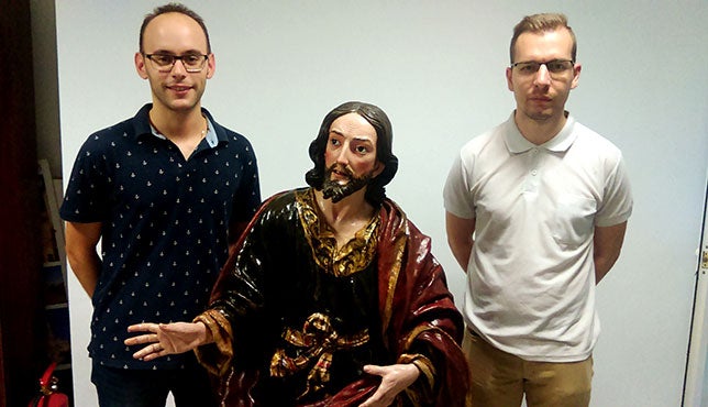 El equipo de restauradores junto a la imagen de San Juan