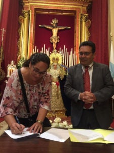 El hermano mayor, Pepe Cataluña, firma su contrato con el taller de Charo Bernardino / MIGUEL. A. FERNÁNDEZ