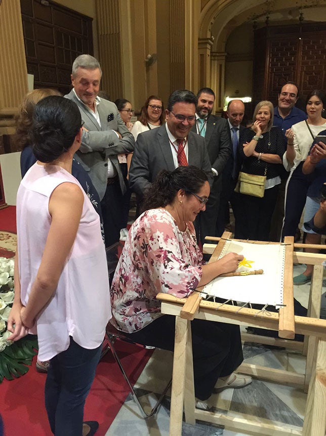 Primera puntada del nuevo manto de la Sed por el taller de Charo Bernardino / MIGUEL. A. FERNÁNDEZ