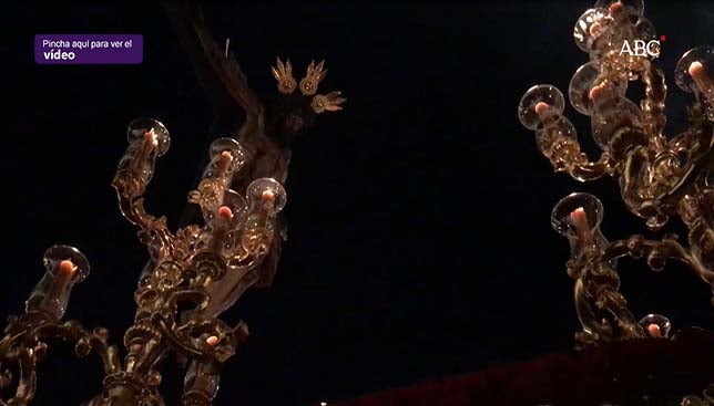 La salida del Cristo del Amor en una plaza del Salvador con luces del siglo XVII - Semana Santa de Sevilla 2018