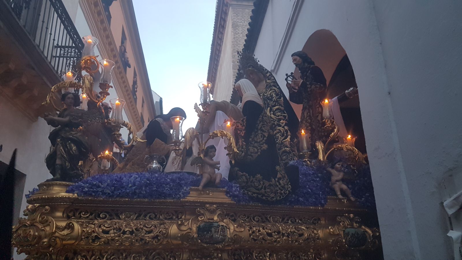 La sobrecogedora salida de La Mortaja - Semana Santa Sevilla 2018