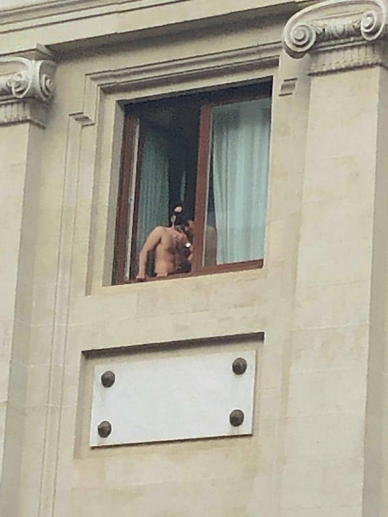 Se asoman con el torso desnudo a una ventana del Banco de España en la  Carrera