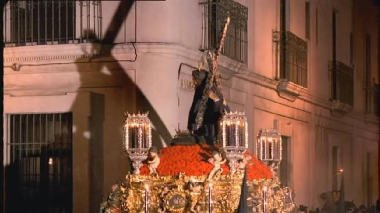 Un fotograma de la película 'Semana Santa de Sevilla' en el que aparece el Señor de las Penas