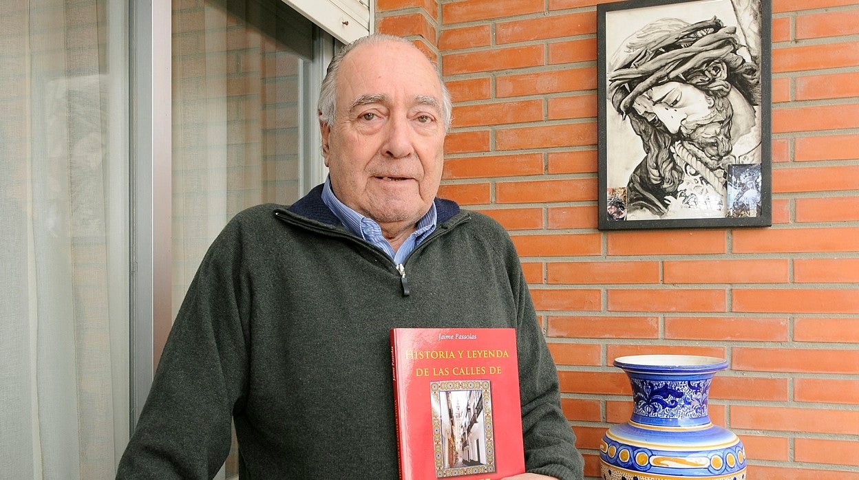 Jaime Passolas con su libro 'Historia y leyenda de las calles de Sevilla'