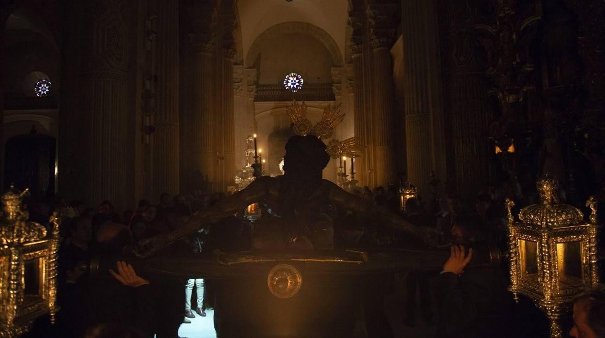 Imagen del Cristo del Amor en su habitual viacrucis interno por las naves de la iglesia colegial