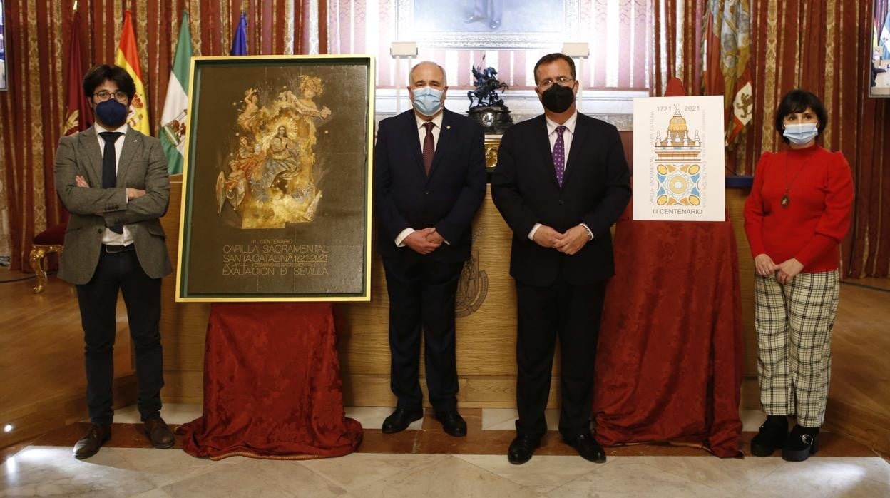 Cabrera y el hermano mayor, junto a los autores del cartel y el logo