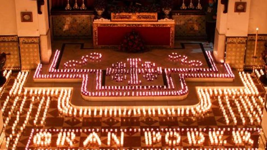 El espectacular tapiz de velas para el Gran Poder de Los Palacios