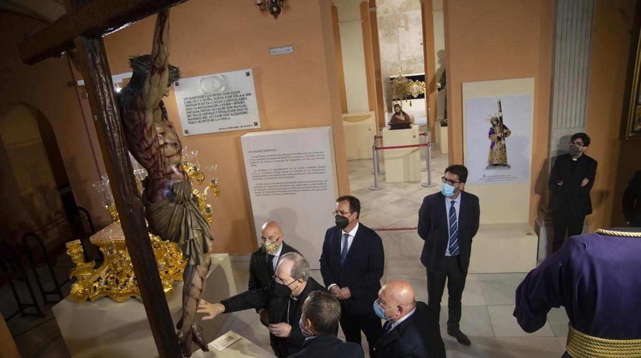 El arzobispo ante el nuevo Cristo de Miñarro