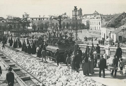 La cofradía a su paso por el puente de los bomberos
