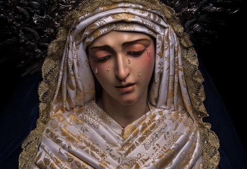 La actual 'Virgen del Amor', imagen tallada por Miñarro que propone un grupo de hermanos de las Siete Palabras para sustitur a la Virgen de la Cabeza