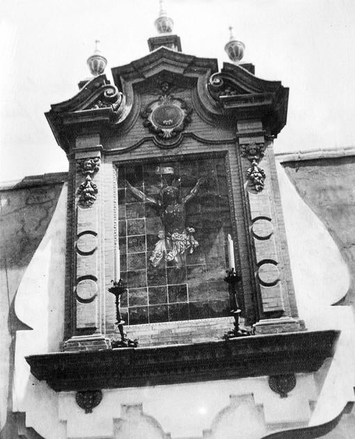 Retablo cerámico proyectado en el exterior del templo