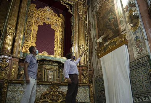 El hermano mayor del Beso de Judas, Manuel del Cuvillo, señala los desperfectos en el presbiterio de la iglesia de Santiago