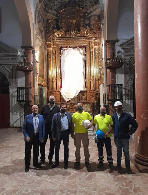 Los operarios comienzan a trabajar en el interior de la iglesia de Santiago