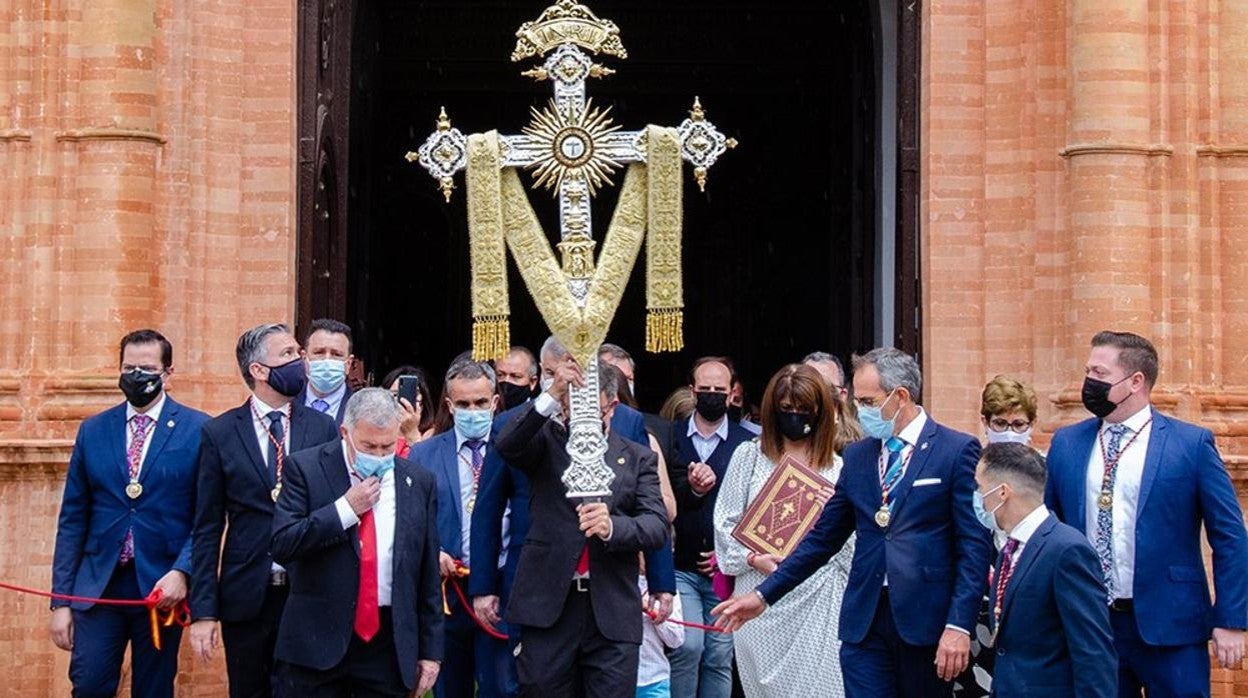 La Cruz de la calle Sevilla de la Palma del Condado, en el traslado público del 9 de mayo