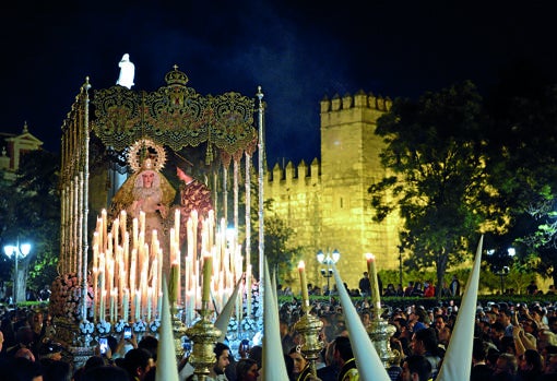 La Virgen del Dulce Nombre, en la plaza del Triunfo, el último Martes Santo en la calle