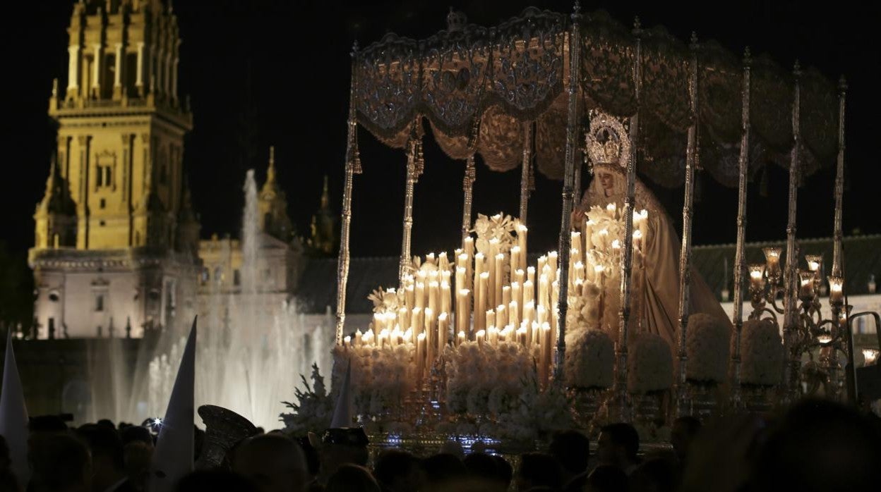 La Virgen de la Paz, en la plaza de España, el Domingo de Ramos de 2014