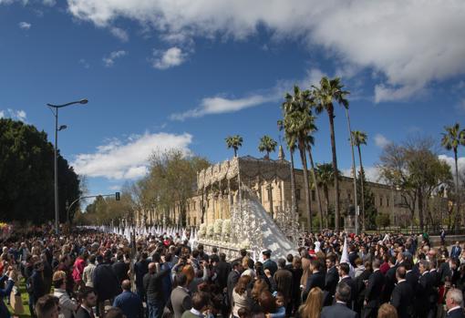 La Virgen de la Paz, en la calle Palos de la Frontera, un Domingo de Ramos