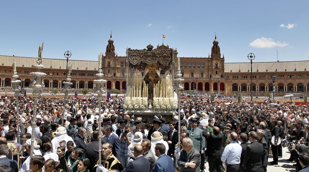 La Esperanza Macarena, en la plaza de España, en 2014, en su última salida extraordinaria