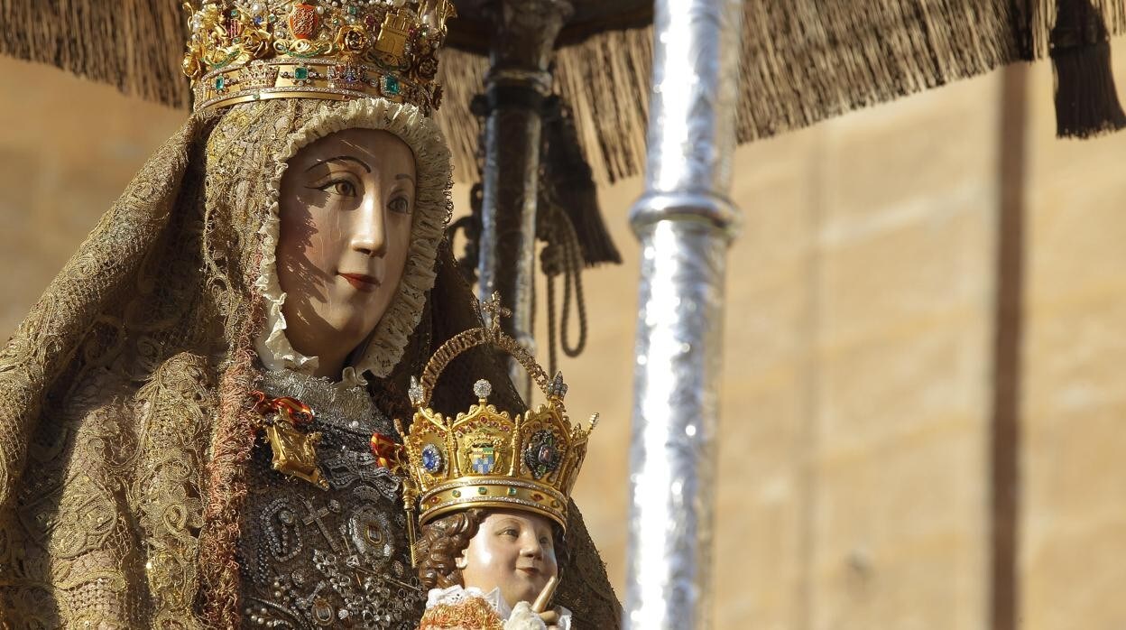 La Virgen de los Reyes y el Niño, en la procesión del 15 de agosto