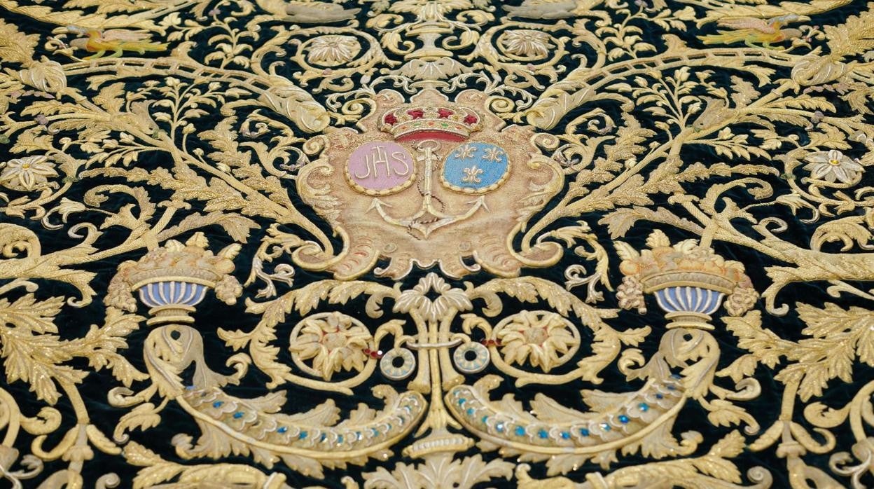 El manto de los dragones de la Esperanza de Triana