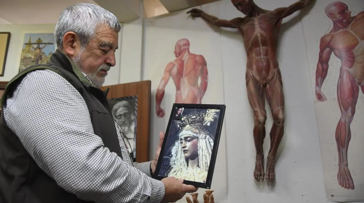 Juan Manuel Miñarro sujeta la primera foto que se le hizo a la Virgen del Amor