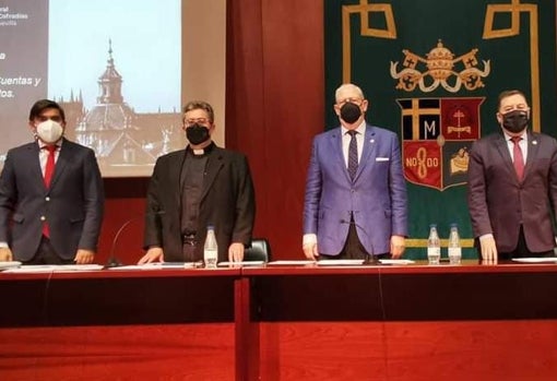 El tesorero Alejandro Marchena a la izquierda de la imagen