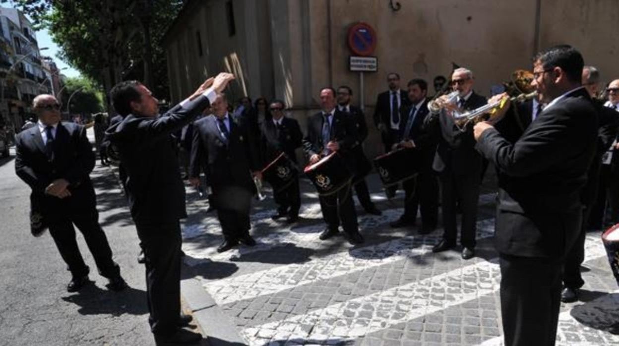 José Manuel Tristán manda a los músicos de Tejera a interpretar una marcha