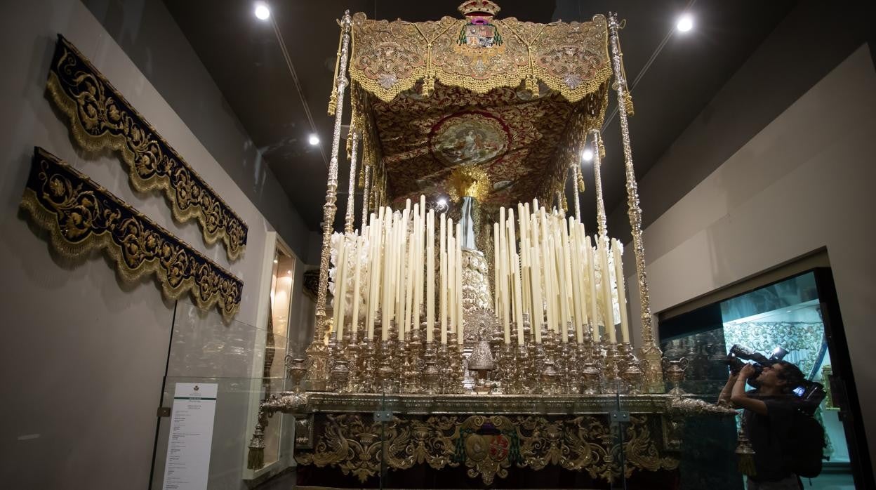 El palio de la Macarena expuesto en el museo de la hermandad