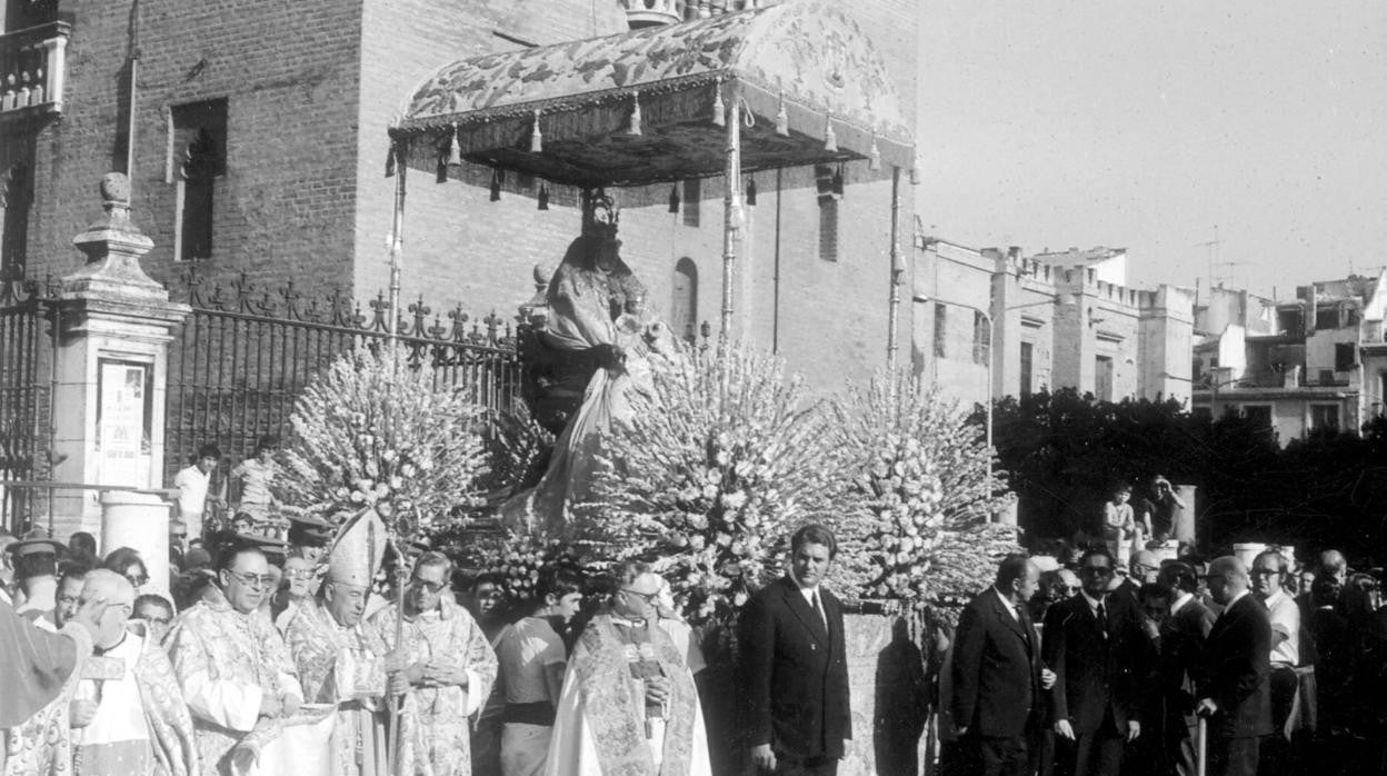 La Virgen de los Reyes, en la plaza a la que da nombre, en 1970