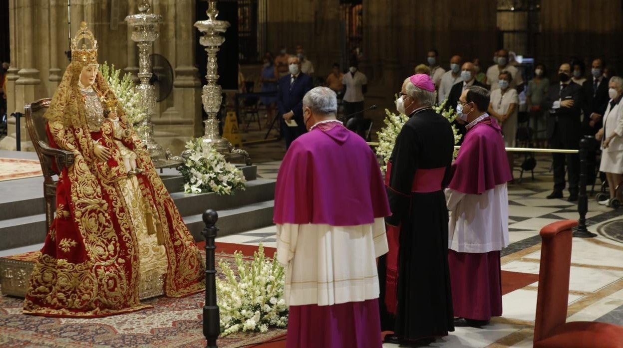 El arzobispo Saiz Meneses, ante la Virgen de los Reyes el último día de novena