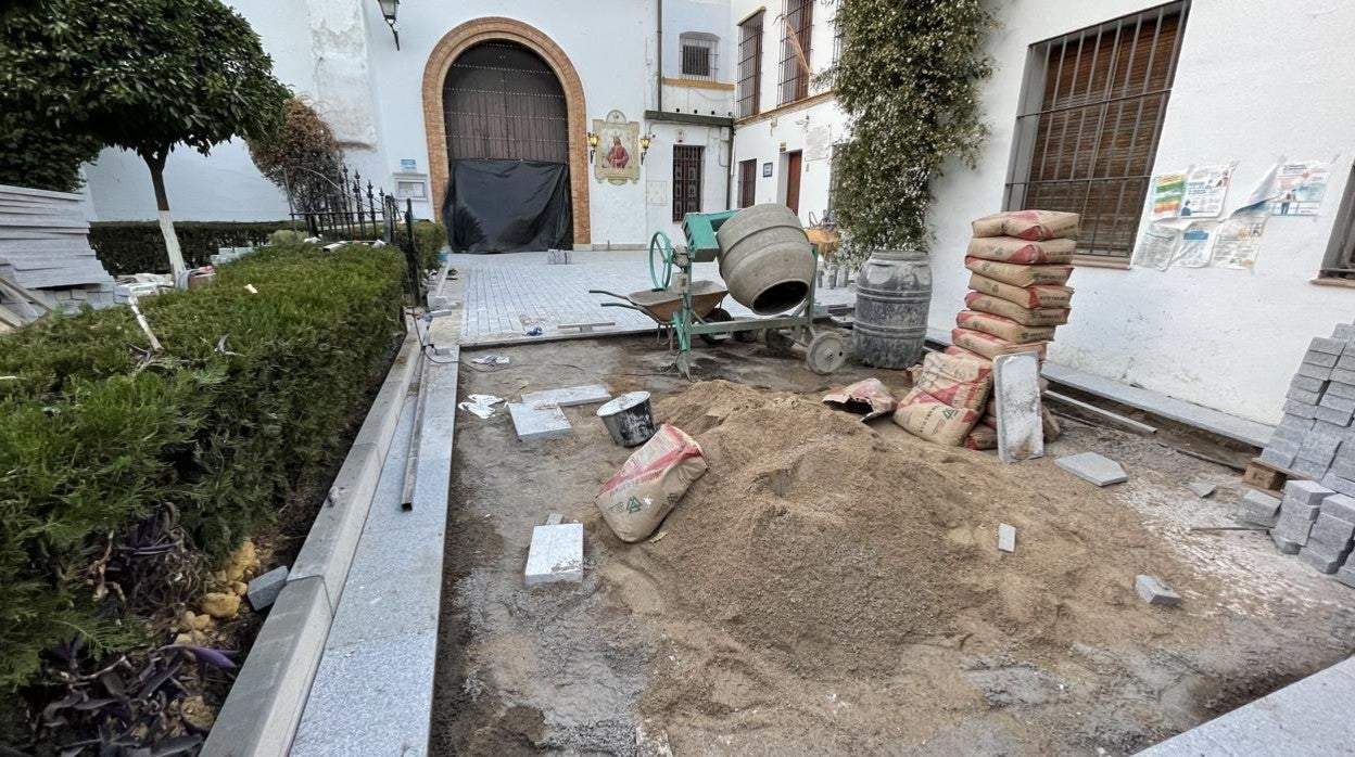 Obras en la solería de entrada de la parroquia de San Sebastián