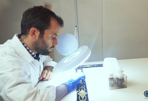 El taller de Cyrta trabajando en la restauración de esta pieza de la Virgen del Carmen de Cádiz