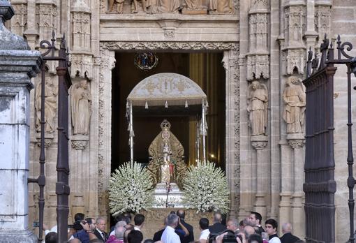 El arzobispo es partidario de una salida de la Virgen de los Reyes en acción de gracias