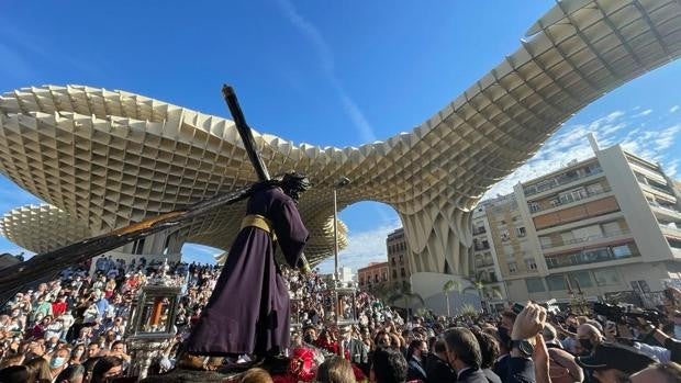 Los vídeos de los mejores momentos del traslado del Gran Poder a Tres Barrios