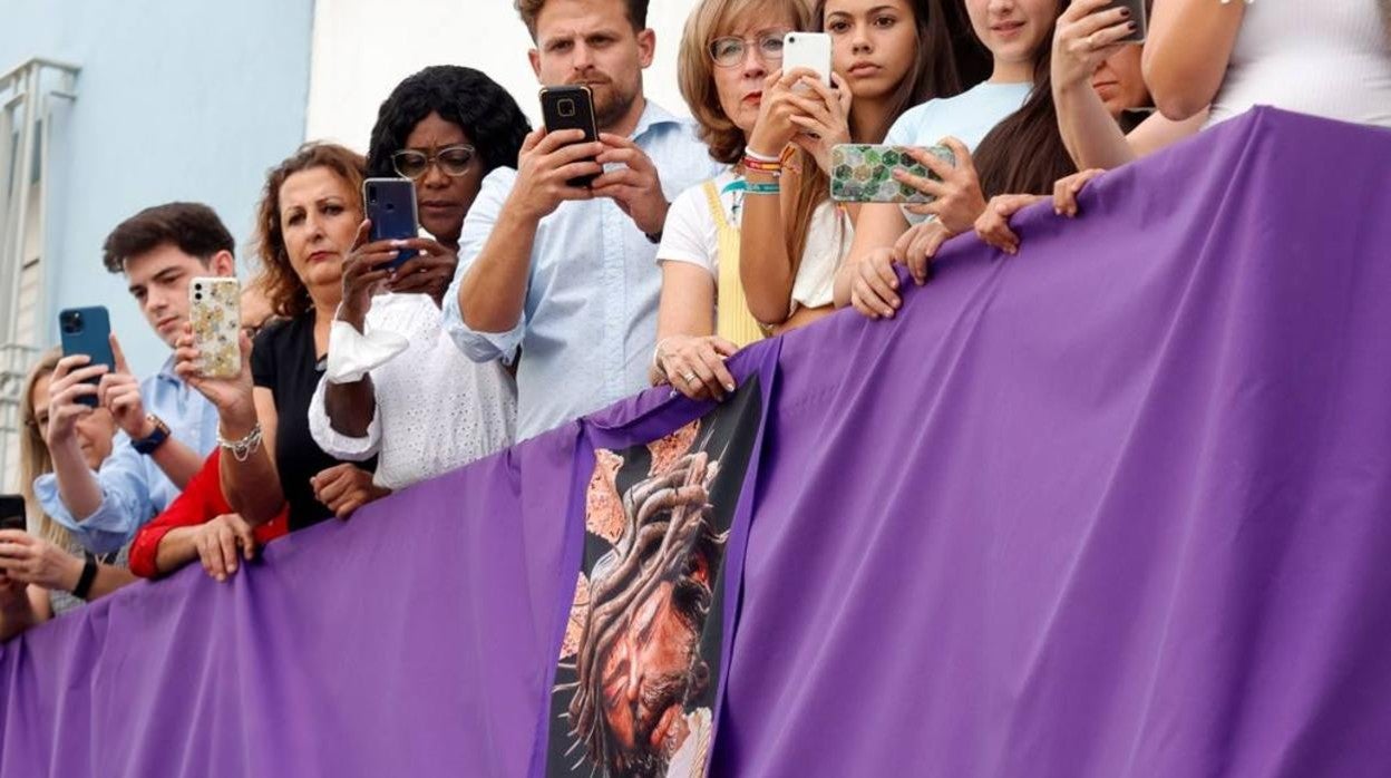 Balcón engalanado al paso del Gran Poder