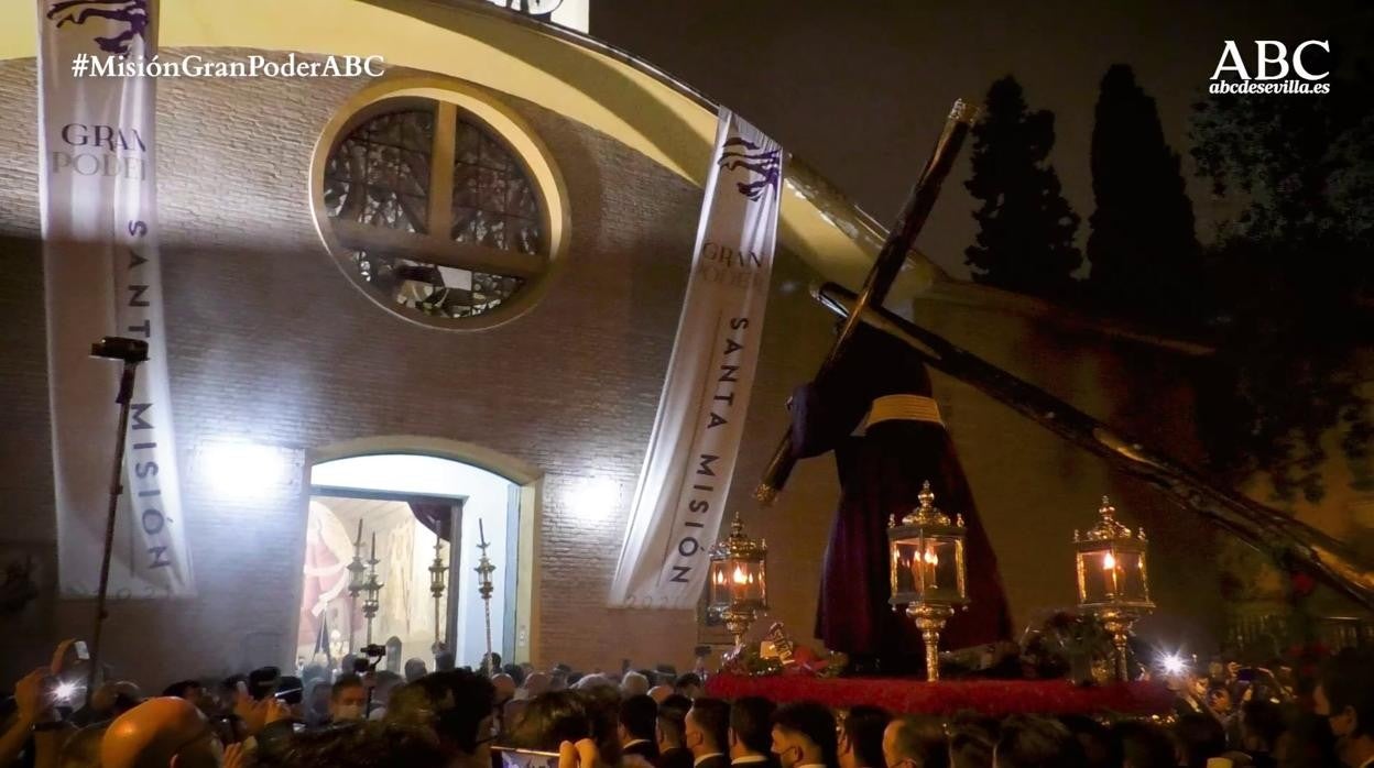 Los devotos pasaron buena parte de la tarde en vilo ante la amenaza de lluvia