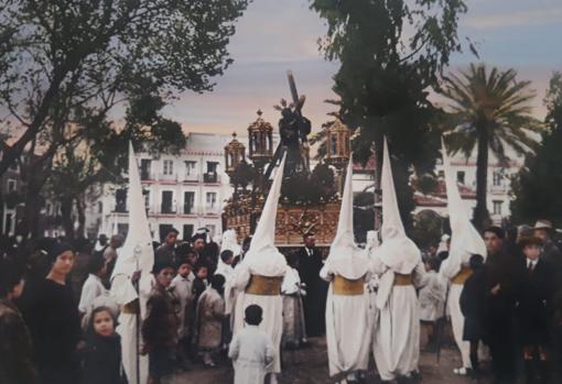 El Nazareno de la Salud de la Candelaria por los Jardines de Murillo, en una fotografía de 1925 coloreada