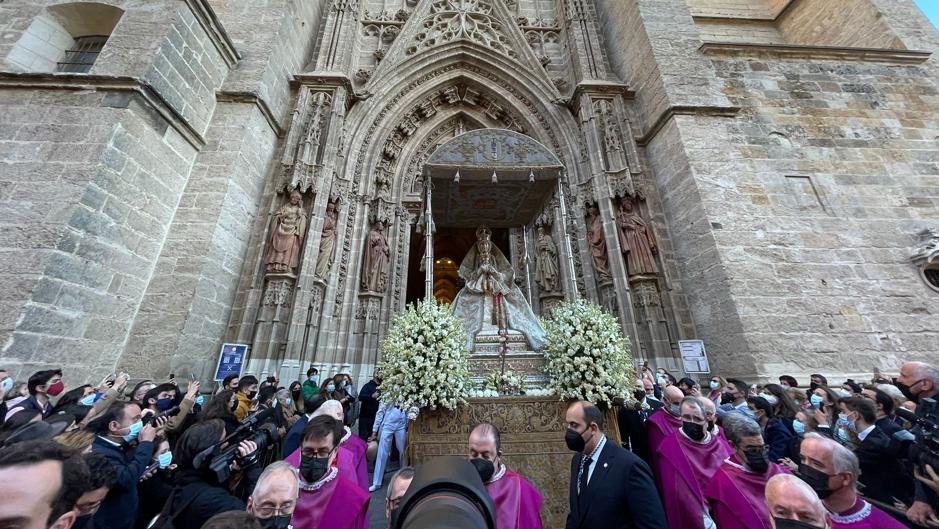 La tuna de Económicas le cantó a la Virgen de los Reyes