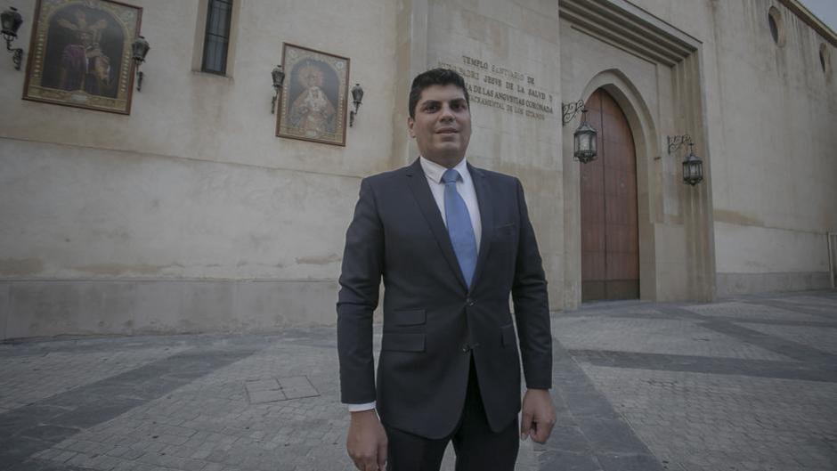 Carlos de Paz creará la escuela de fútbol hermandad de los Gitanos para menores del Polígono Sur