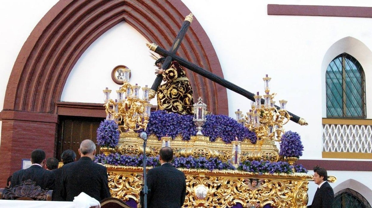El Señor de las Tres Caídas en 2008 ante el convento de las Mínimas para celebrar los 400 años de la fundación de la hermandad