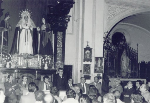 Un cabildo de la hermandad de Jesús Despojado delante del altar de la imágenes