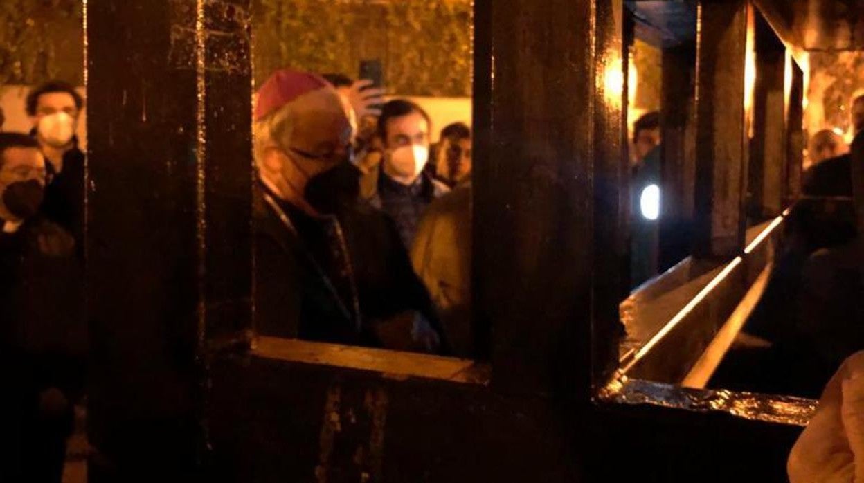 El arzobispo de Sevilla, por primera vez, en un ensayo de costaleros