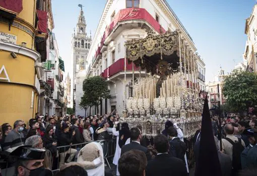 La Virgen de las Angustias de los Gitanos en la Madrugada de la Semana Santa de Sevilla