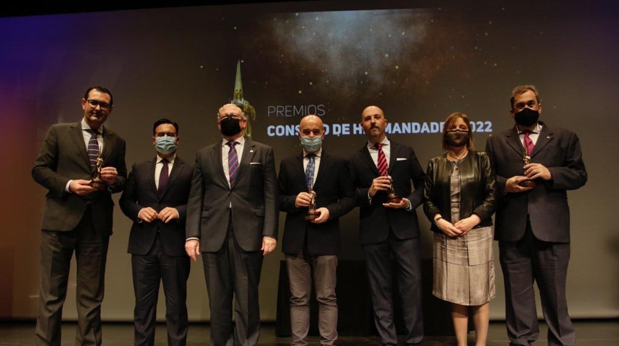 Los premiados posan con los galardones del Consejo de Cofradías