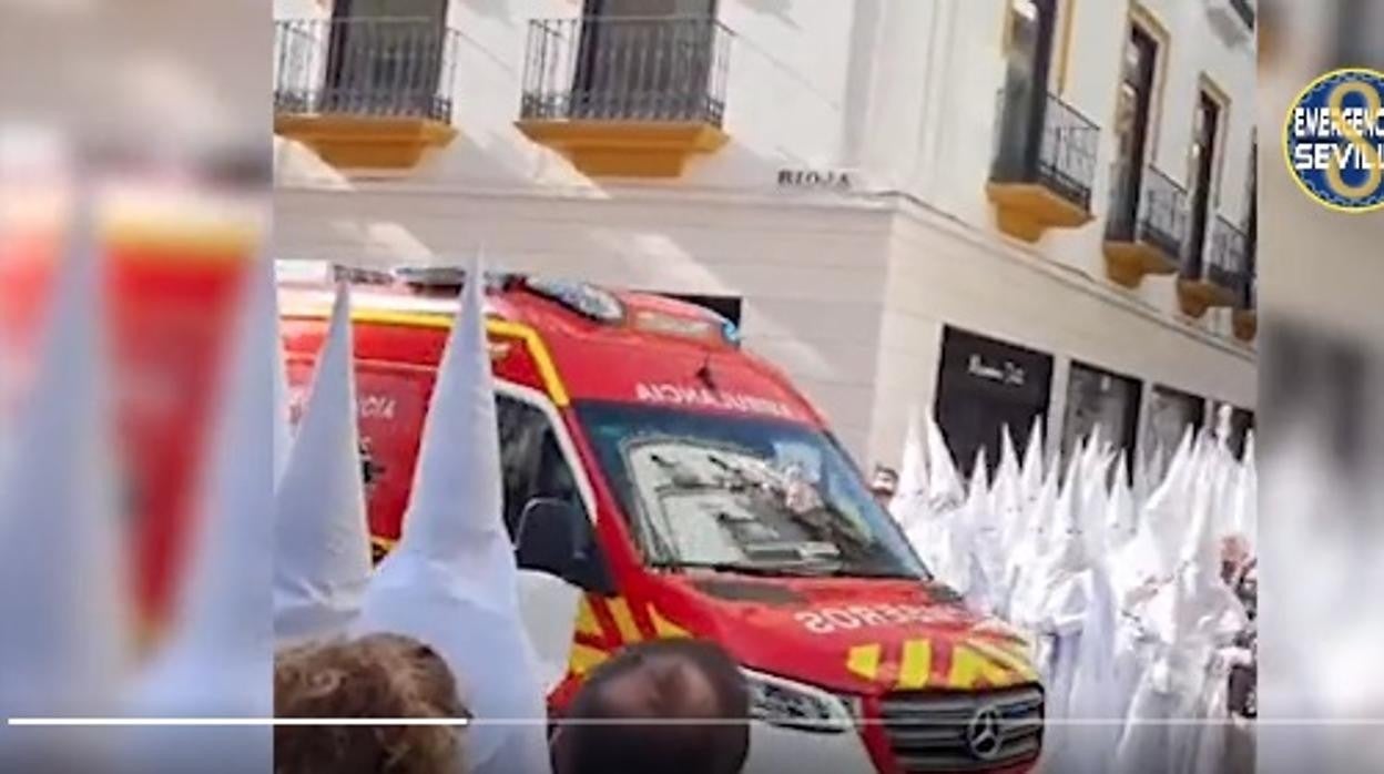 Instante en que es atendida una persona tras sufrir un infarto cerca de Sierpes