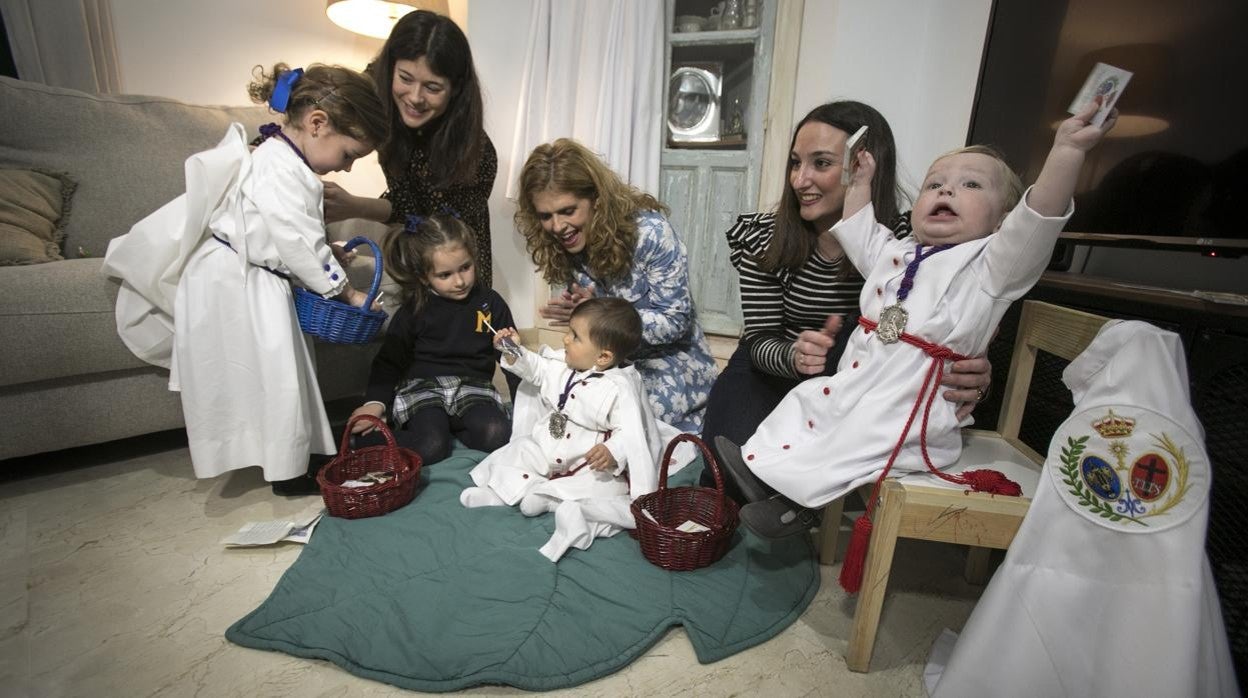 Tres niños nacidos durante la pandemia se visten de nazareno para salir en La Paz