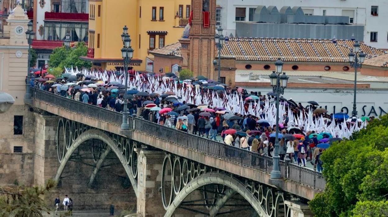Se adelanta diez minutos el recorrido de las hermandades por la Carrera Oficial por las lluvias