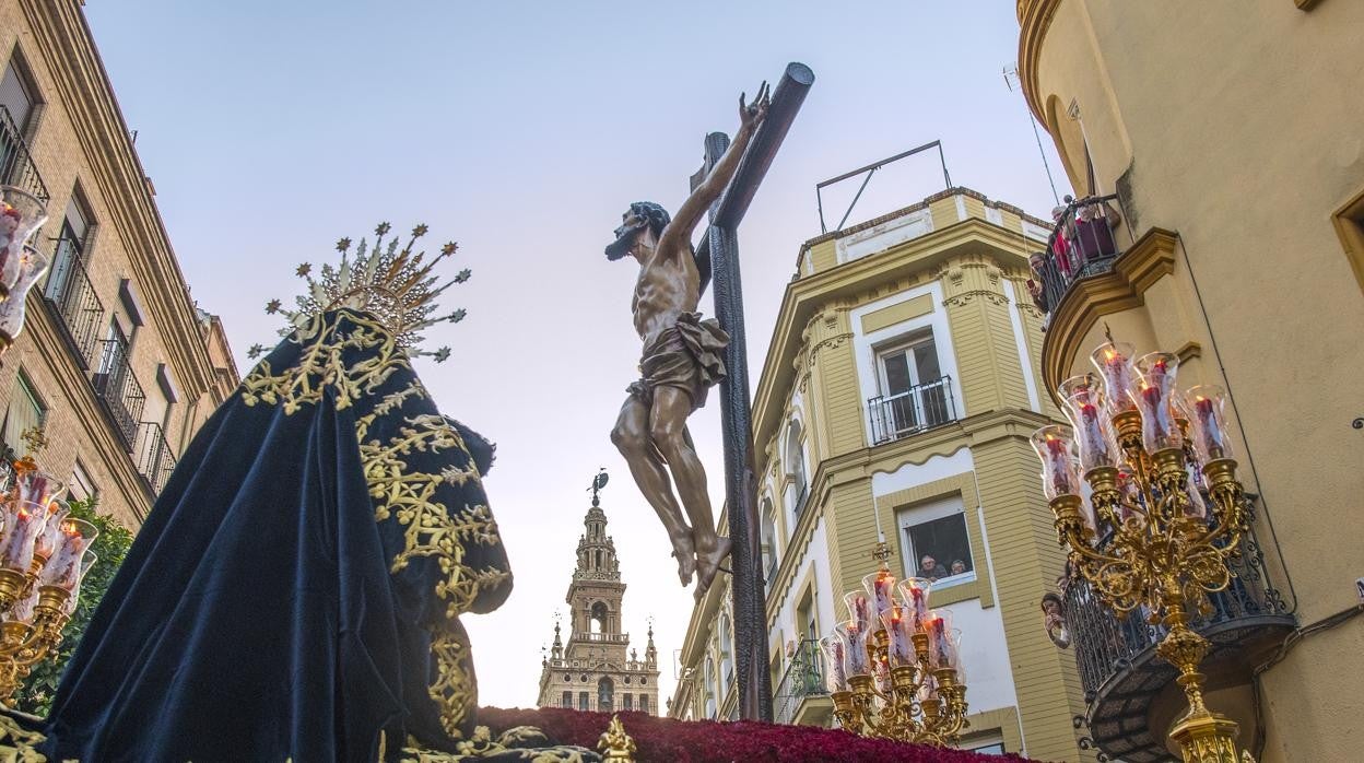 La hermandad de Santa Cruz por la calle Mateos Gago