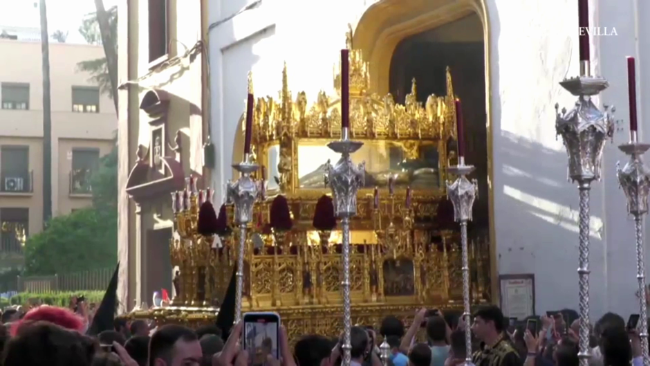 La solemne salida del Cristo Yacente de la iglesia de San Gregorio este Sábado Santo