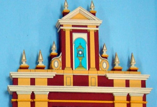 Detalle de una de las portadas del Corpus Christi de 2013 con la fachada de capilla de la Universidad de Sevilla
